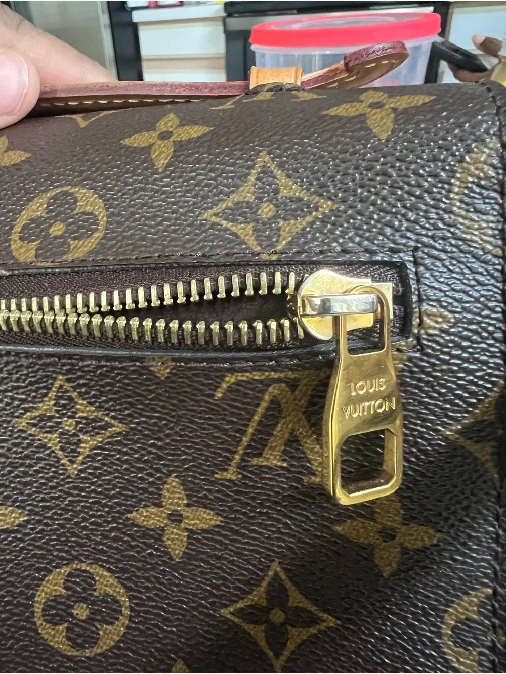 100% Authentic Louis Vuitton Pouchette Metis in monogram canvas